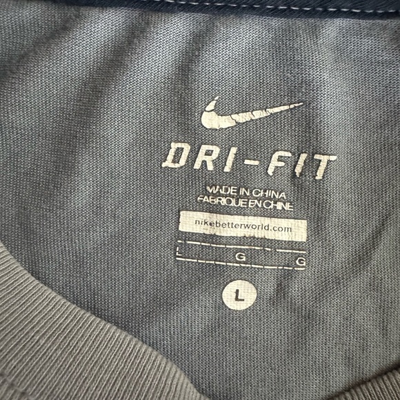Nike Dri-FIT Gray Tee with Graphic Design - Picture 4 of 4